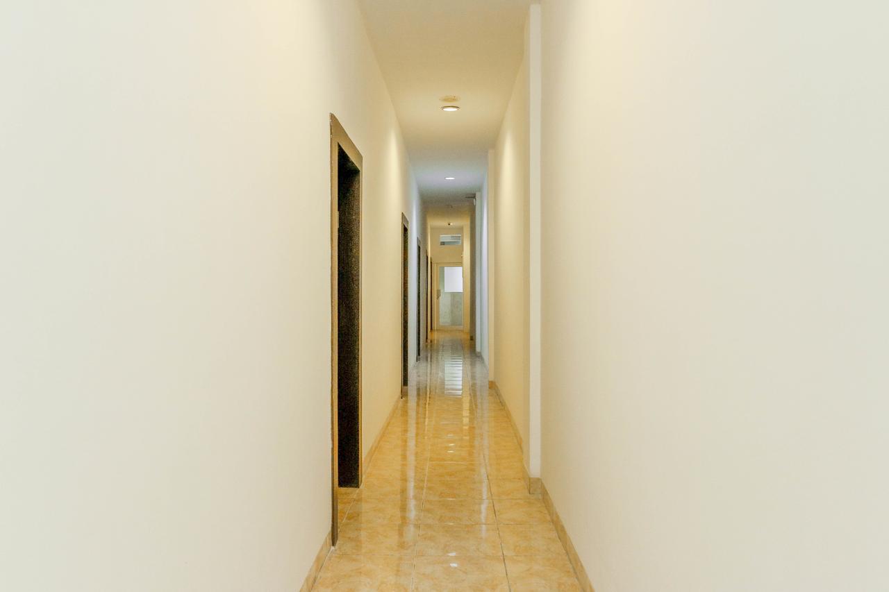 Reddoorz Plus Near Fort Rotterdam Makassar Buitenkant foto